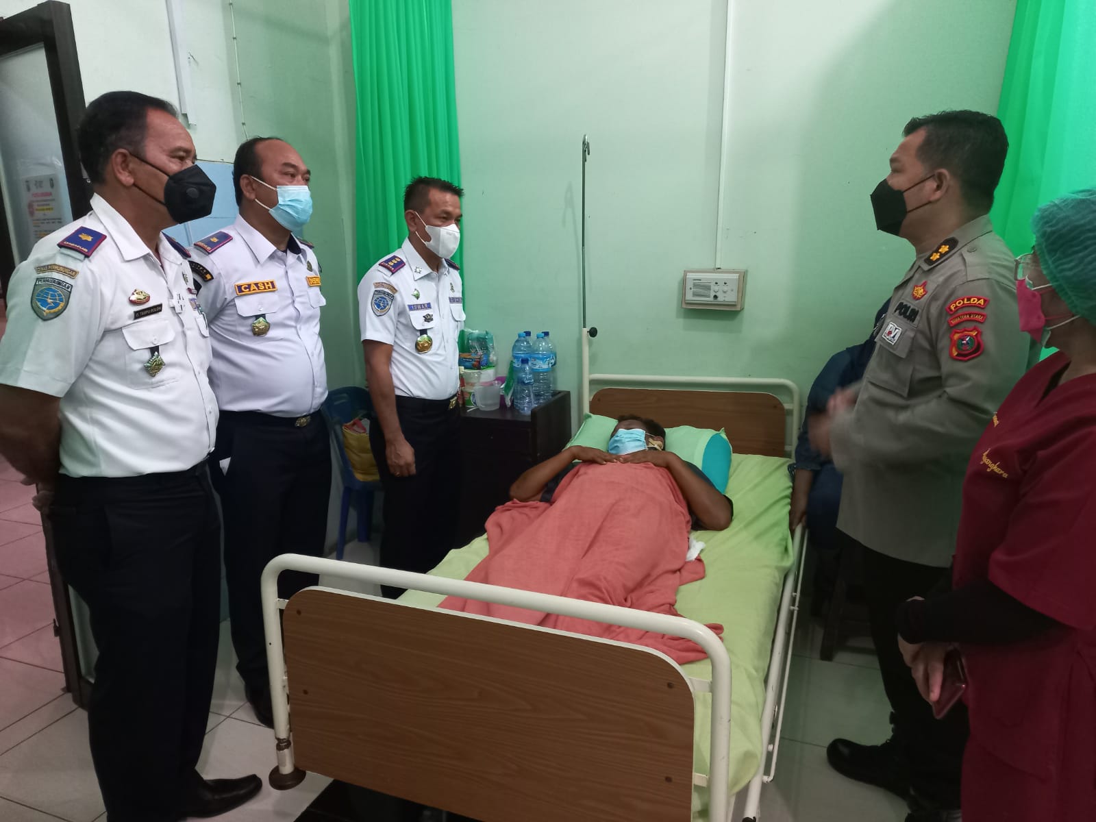 Kadis Dishub Kota Medan Menjenguk Korban Penembakan