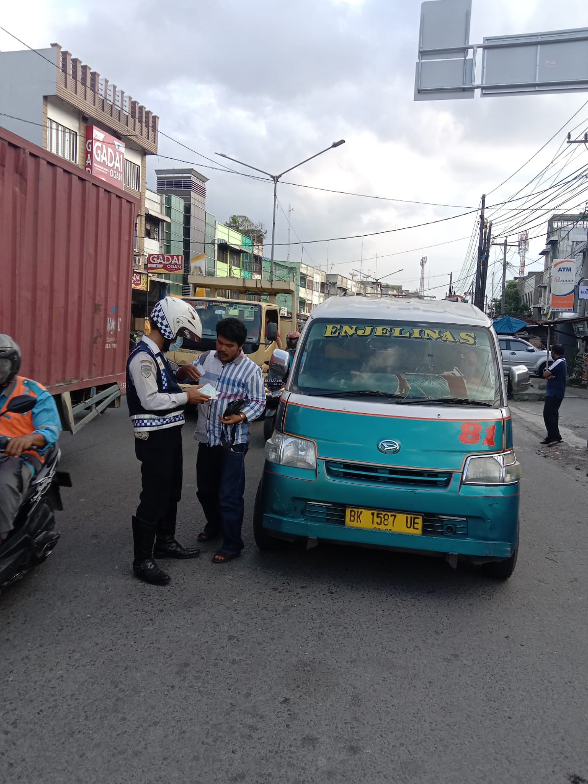 Pemeriksaan kelengkapan surat layak jalan angkutan umum