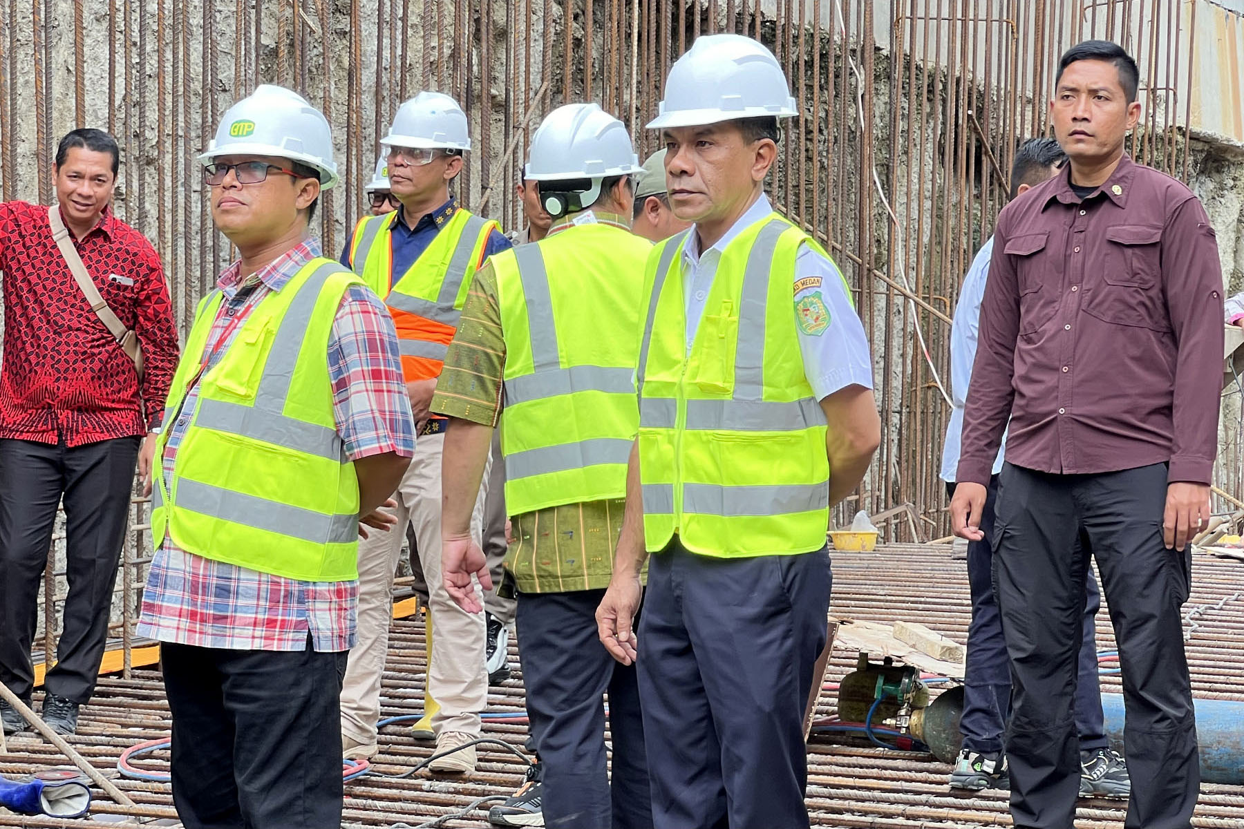 KADISHUB MEDAN DAMPINGI WALI KOTA MEDAN MENINJAU PROYEK PEMBANGUNAN UNDERPASS, OVERPASS, DAN REVITALISASI LAPANGAN MERDEKA