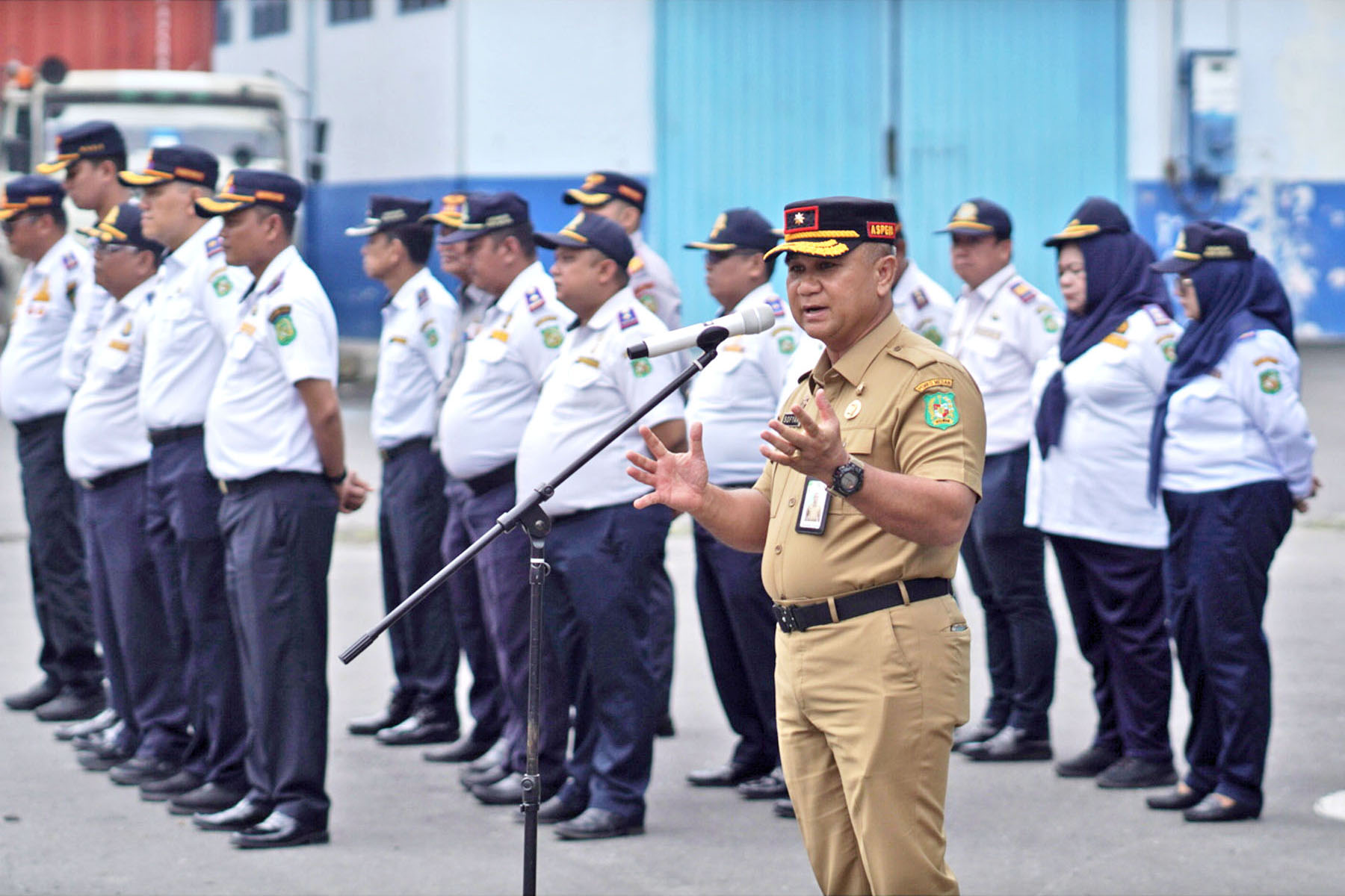 DIHADIRI SELURUH PERSONIL DISHUB MEDAN, PELAKSANA HARIAN (Plh) KADISHUB MEDAN PIMPIN APEL PERDANA DI HALAMAN KANTOR PENGUJIAN PKB PINANG BARIS