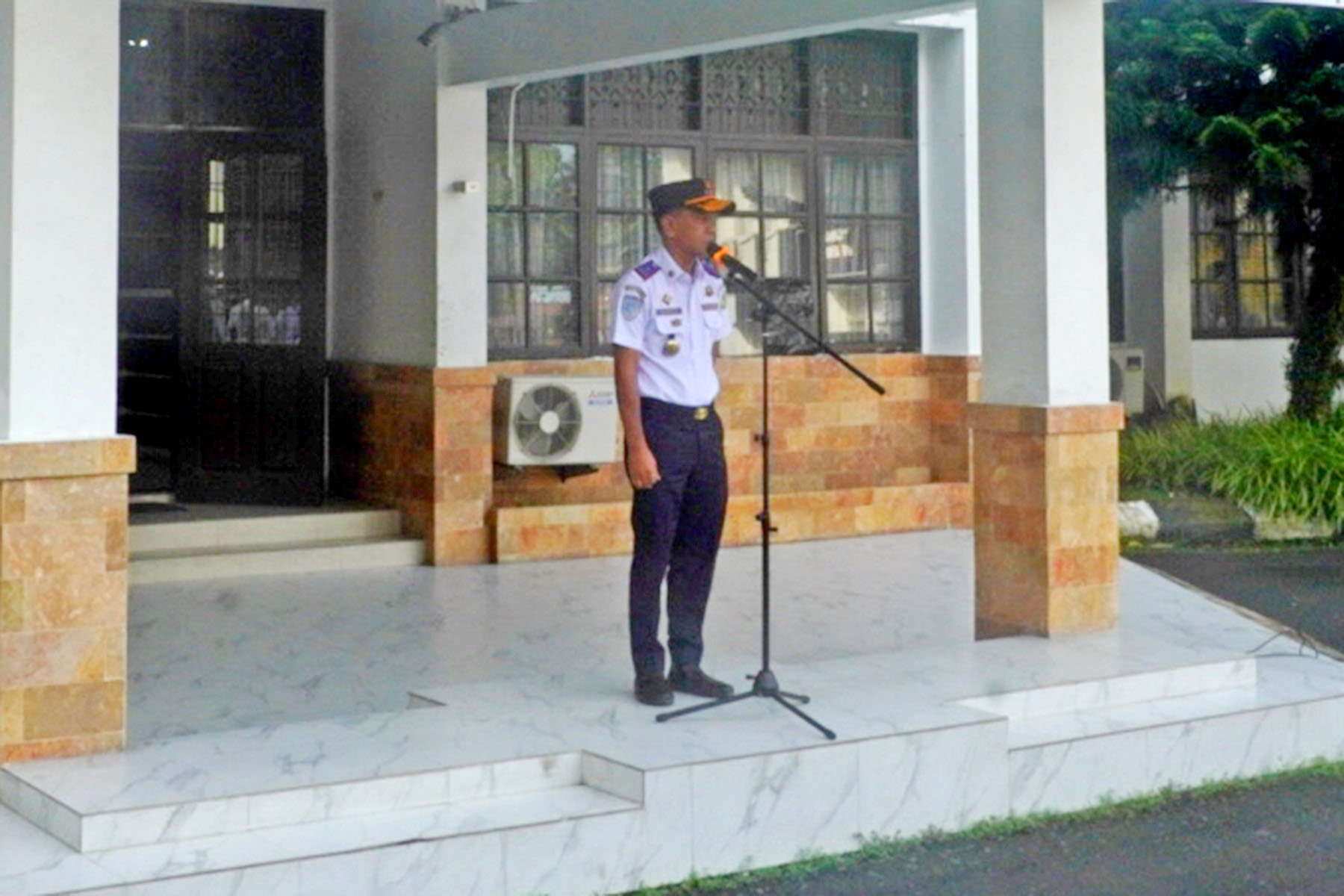 DISHUB MEDAN RUTIN GELAR APEL PAGI, KADISHUB : JADIKAN ISU-ISU NEGATIF SEBAGAI PEMICU SEMANGAT UNTUK BEKERJA LEBIH BAIK LAGI